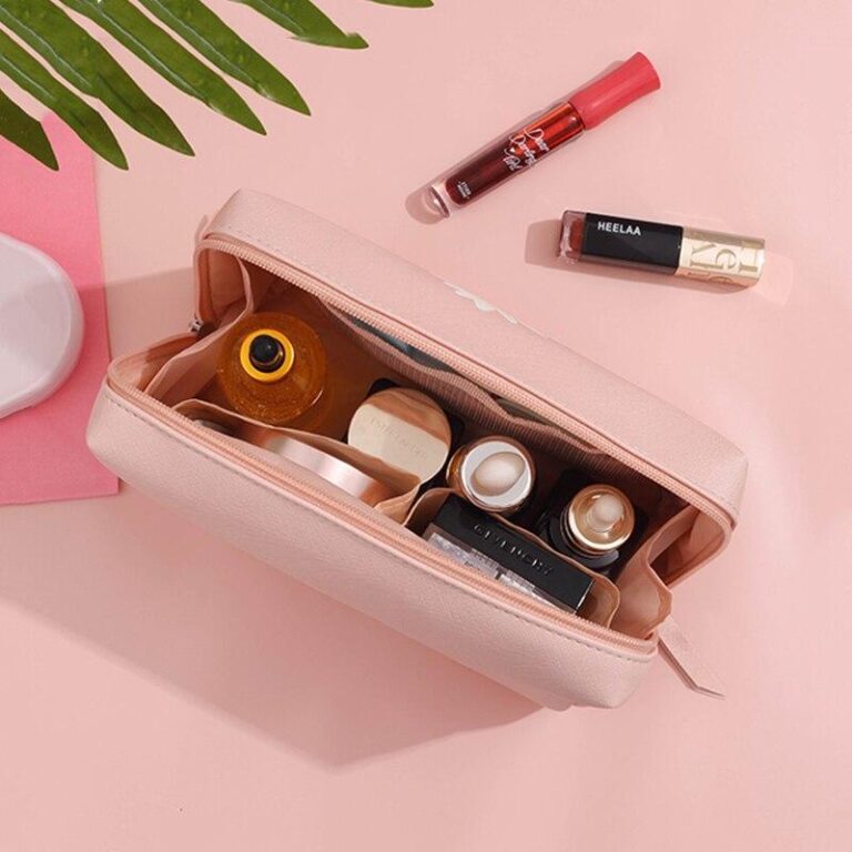 Alternative view of Blommig sminkväska