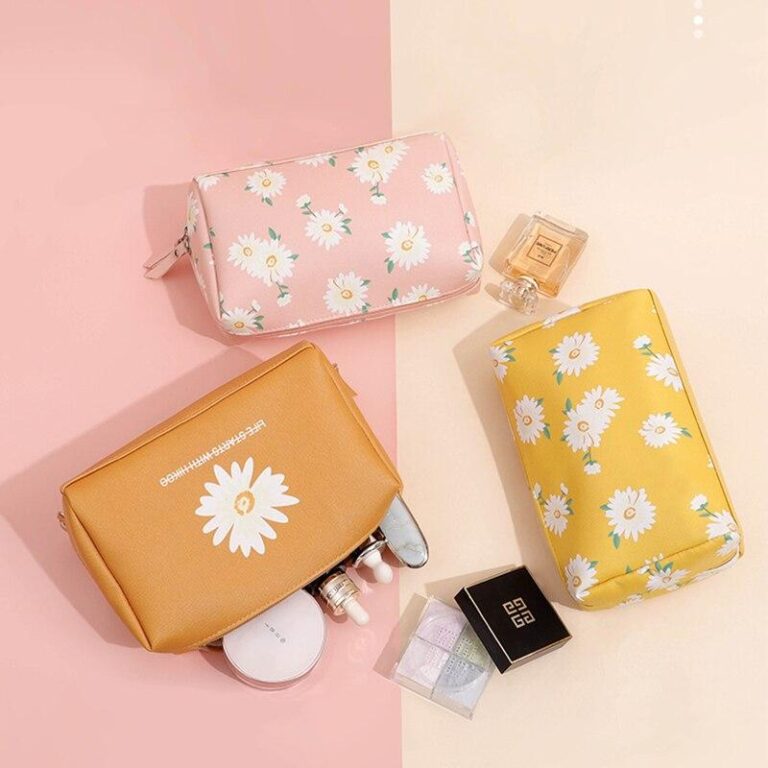 Blommig sminkväska