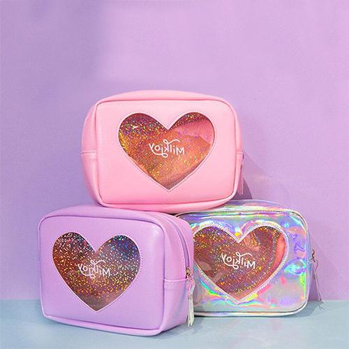 Genomskinlig hjärtformad sminkväska