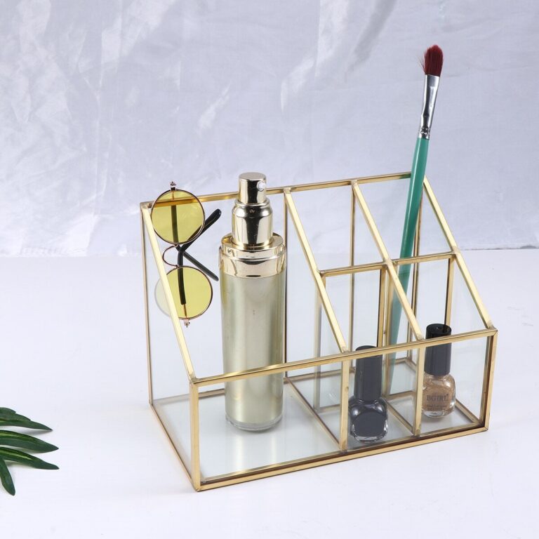 Guldig genomskinlig sminkförvaring