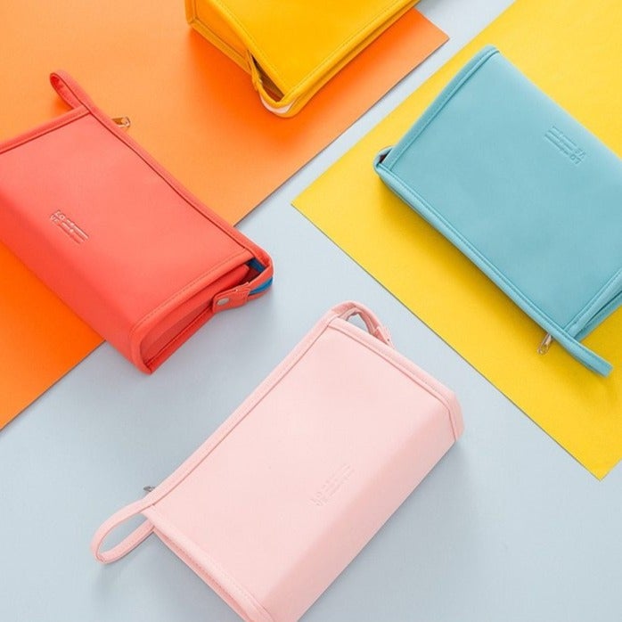 Alternative view of Plånbok för sminkförvaring love magic™