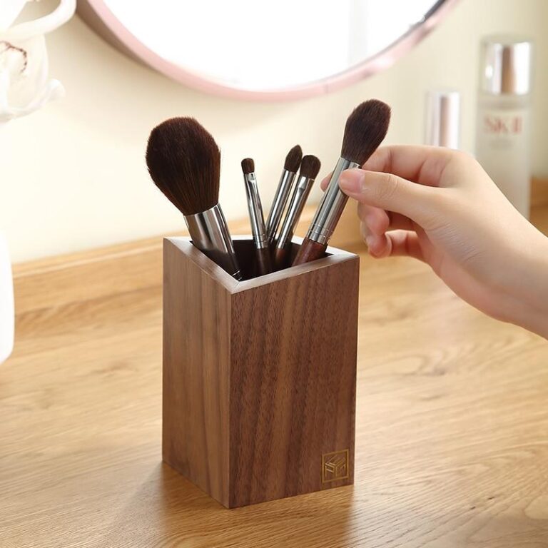 Alternative view of Sminkförvaring borstar av trä