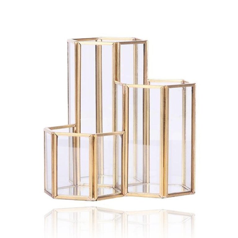 Guldfärgad och genomskinlig sminkförvaring borstar