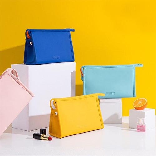 Triangulär toalettartiklar väska