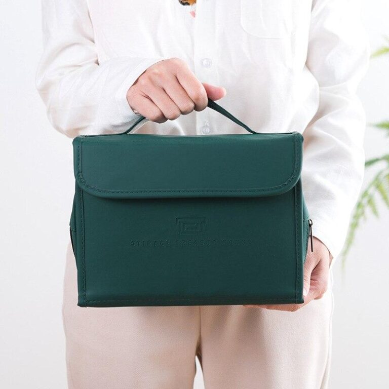 Alternative view of Upphängbar sminkväska